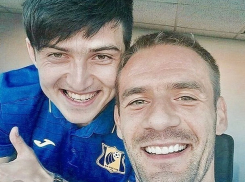  Сердар Азмун показал на фото, как он встретил в Ростове конкурента - Марко Девича