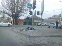 Побежденные сильным ветром заборы, деревья и светофоры в Ростове попали на фото и видео