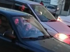 Двухлетний ребенок за рулем автомобиля в Ростове вызвал ожесточенные споры в соцсетях