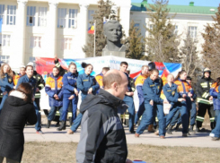 Пожарные устроили флешмоб в центре Ростова