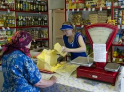 Мужчина распотрошил кассу бакалейной лавки на глазах у оторопевших продавцов в Ростовской области