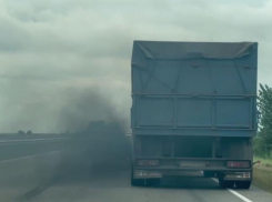 «Интересно, за какую взятку эта машина ездит по дорогам?»: Олег Пахолков обратил внимание на состояние зерновозов в Ростовской области