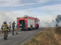 В Ростовской области три поселка находятся под угрозой из-за мощного пожара