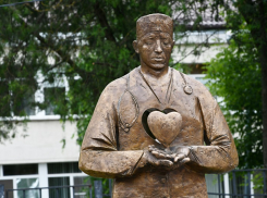 Бронзовый памятник врачам открыли в Ростовской области