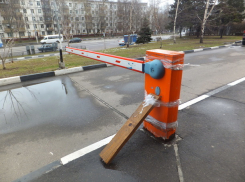 Самовольно установленный полицией Ростова шлагбаум на дороге общего пользования будет снесен 