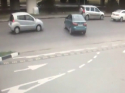 Удивительно удачный «побег» иномарки на перерез движению моста Сиверса попал на камеры видеонаблюдения в Ростове