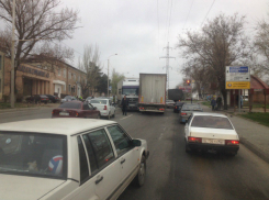 Столкновение грузовиков спровоцировало большую пробку на ростовском перекрестке 