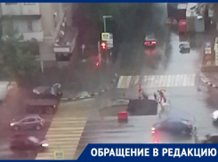 Рабочие, укладывающие асфальт в ливень, поразили ростовчан