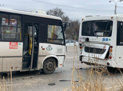 В столкновении двух автобусов в Ростове пострадали 13 человек