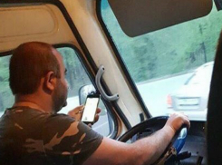 Ростовский «Цезарь» за рулем маршрутки развлекал себя просмотром кино во время поездки по городу