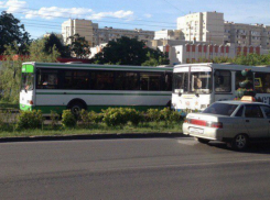 Два автобуса с пассажирами столкнулись в микрорайоне Веоенвед в Ростове