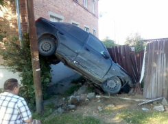 В Мясниковском районе водитель иномарки врезался в жилой дом и «стал на дыбы»