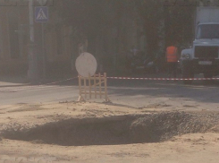 В огромную яму в центре Таганрога продолжают проваливаться машины