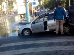 В Ростове машина провалилась под асфальт