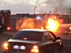 В Ростове сгорел торговый павильон