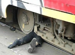 Поезд разрезал пополам пытавшегося проползти под вагонами мужчину на станции Ростова