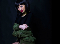 Обнаженные ноги «в сеточку» показала на секс-фото юная брюнетка из Ростова