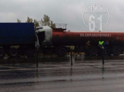 Грузовик «впечатался» во впереди ехавшую фуру в Ростовской области