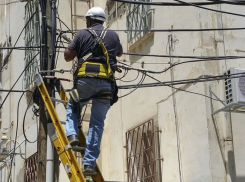 В центре Ростова, на углу Садовой и Буденовского демонтируют линии связи