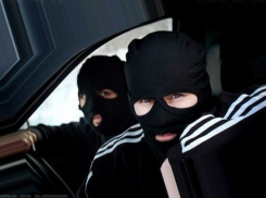 Четверо бандитов в масках избили мужчину на дороге в Ростовской области