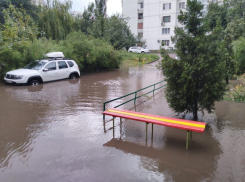 В Ростове после сильного ливня восстанавливают электричество и расчищают ливневки