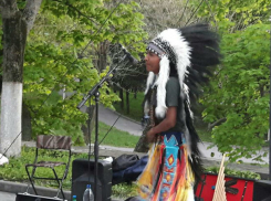 Горячих эквадорцев с перьями в известном парке высмеяли жители Ростова