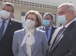 Анна Попова проверила строительство инфекционной больницы в Ростове