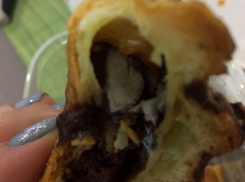 Наросты «аппетитной» плесени  внутри пирожного испортили чаепитие ростовчанке