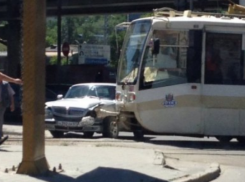 В Ростове под мостом на Сиверса столкнулись трамвай и «Волга»