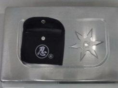 Кастет и сюрикен пытались провезти через таможню аэропорта Ростова