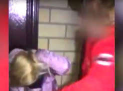 Жестокое избиение ревнивой школьницей блондинки из-за парня в Ростовской области сняли на видео
