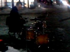 «С огоньком» играющий барабанщик порадовал горожан на видео в центре Ростова