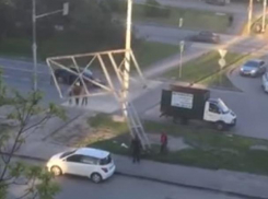 Опасное для горожан падение огромного щита в Ростове попало на видео и вызвало призыв «звонить Путину» 