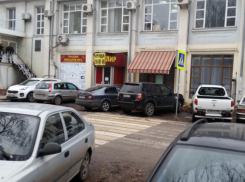 Блокировавшие «зебру» автохамы вынуждают пешеходов с детьми бросаться под колеса машин в Ростове