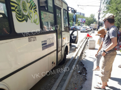 Женщина сломала плечо при попытке сесть в маршрутку на перекопанной улице Ростова