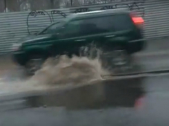 Возникшая посреди дороги «бесплатная автомойка» «обрадовала» автомобилистов Ростова на видео
