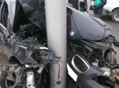Мчавшийся на бешеной скорости BMW расшибся о внедорожник и улетел в столб в центре Ростова