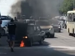 Адская жара воспламенила едущий по центру Ростова автомобиль