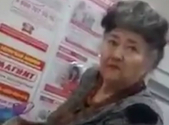 Безграмотный охранник магазина решил отомстить за двойки в школе и публично унизил свою бывшую учительницу