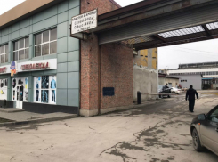 В Ростове автомобиль сбил охранника и скрылся с места ДТП