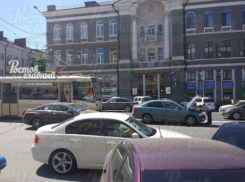 Галантный водитель трамвая починил автомобиль испуганной девушки, застрявшей на рельсах в Ростове