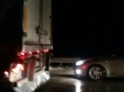 Стоять в километровой пробке под проливным дождем пришлось вчера ночью автомобилистам под Ростовом