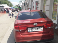 «Машины стоят на тротуаре, а гаишники бездействуют»: горожанин пожаловался на незаконную парковку в центре Ростова  