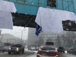 Отвалившиеся рекламные баннеры ждут момента рухнуть на лобовые стекла машин в Ростове-на-Дону