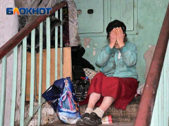 «Она не одуванчик»: в Ростове старушка с синдромом Плюшкина завалила многоэтажный дом мусором и спит в подъезде