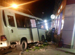 Три женщины пострадали в ДТП с маршрутным автобусом в Ростове