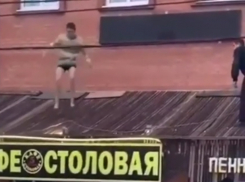 Полуголый ростовчанин встретил первый день зимы на козырьке над столовой