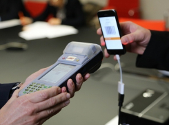 Пассажиры пригородных поездов в Ростове начали проходить турникеты с помощью смартфона