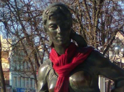 Красивую девушку-памятник в Ростове укутали в яркий шарф