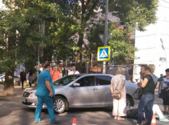 Лежащая на проезжей части женщина шокировала автомобилистов и прохожих в Ростове